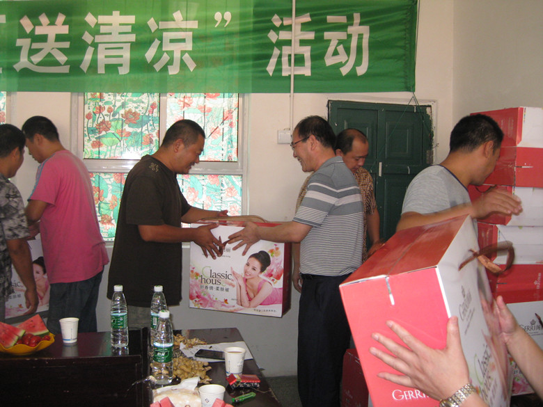 给职工送清凉礼品,为一线职工送清凉报道,礼品_大山谷图库
